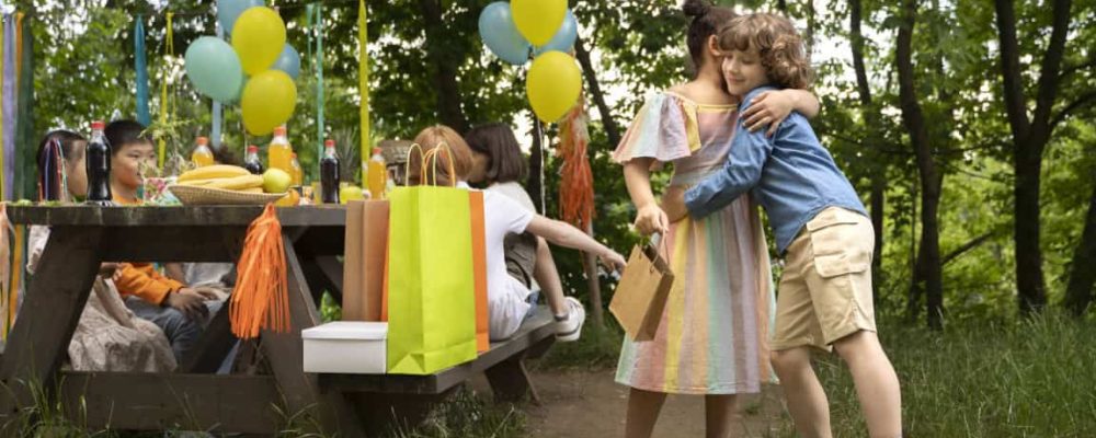 kids having fun jungle party (1) (Medium)